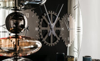 Lustro - zegar Times firmy Cattelan Italia z sitodrukiem