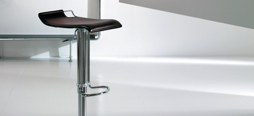 Hoker obrotowy Hoppy firmy Bonaldo o regulowanej wysokości