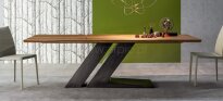 Stół TL firmy Bonaldo na metalowej podstawie, z blatem w drewnie, szkle, ceramice, z możliwością rozkładania