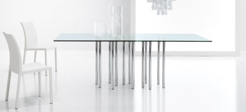 Stół Mille firmy Bonaldo z blatem z przezroczystego szkła w różnych kształtach i rozmiarach i nogami z chromowanej stali