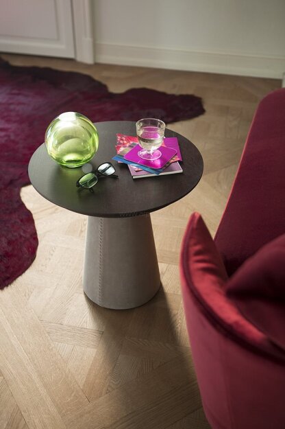 Stolik kawowy Judy firmy Alberta Salotti z tapicerowaną podstawą