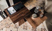 Stolik kawowy Theo firmy Cattelan Italia wykonany z drewna orzech Canaletto