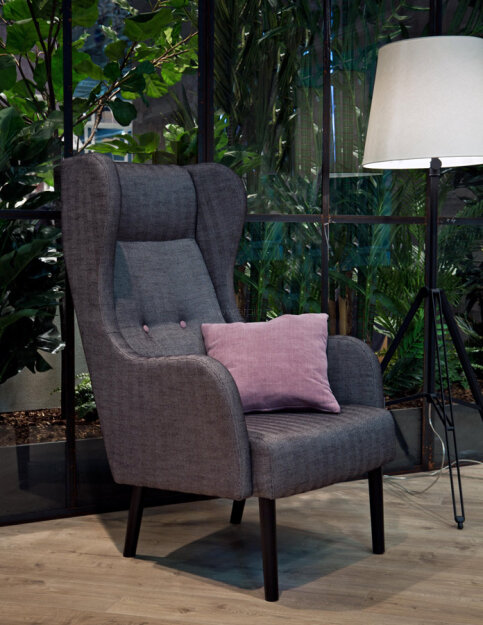 Fotel Lady Wing MTI Furninova - szlachetny modern classic