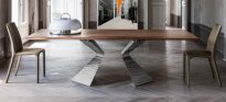 Stół Prora firmy Bonaldo z metalową podstawą o niezwykłym kształcie