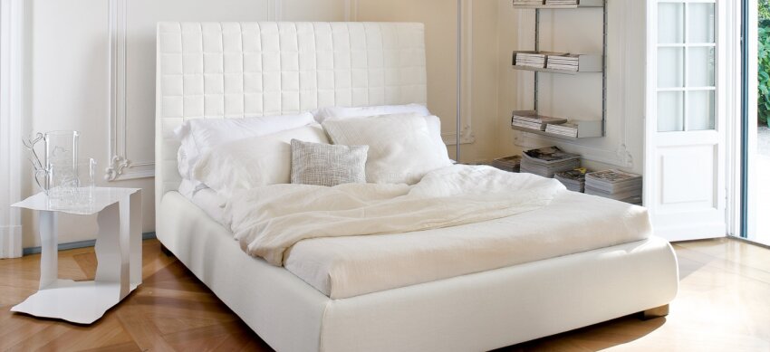 Łóżko podwójne Bloom firmy Bonaldo z zagłówkiem w 3 opcjach: niski, wysoki lub pikowany