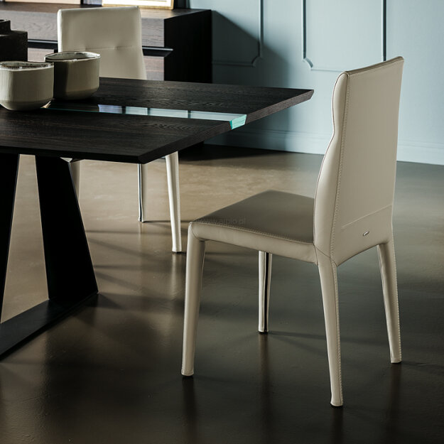 Agatha firmy Cattelan Italia - krzesło z elastycznym oparciem, w całości tapicerowane skórą w wielu kolorach
