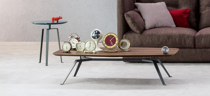 Stolik kawowy Tie firmy Bonaldo - na smukłych nogach z wygiętej blachy