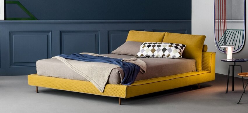 Łóżko podwójne Owen firmy Bonaldo z dużymi, miękkimi poduszkami w zagłówku