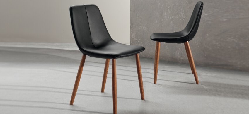 Krzesło tapicerowane By firmy Bonaldo z nogami z drewna