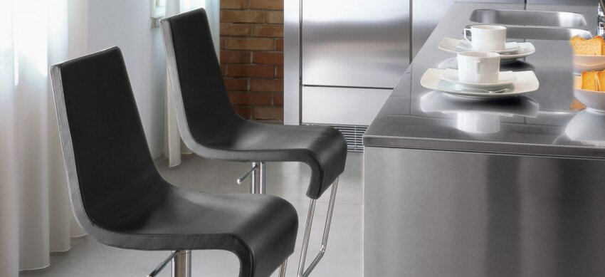 Hoker obrotowy Skipping firmy Bonaldo o dynamicznym kształcie i regulowanej wysokości