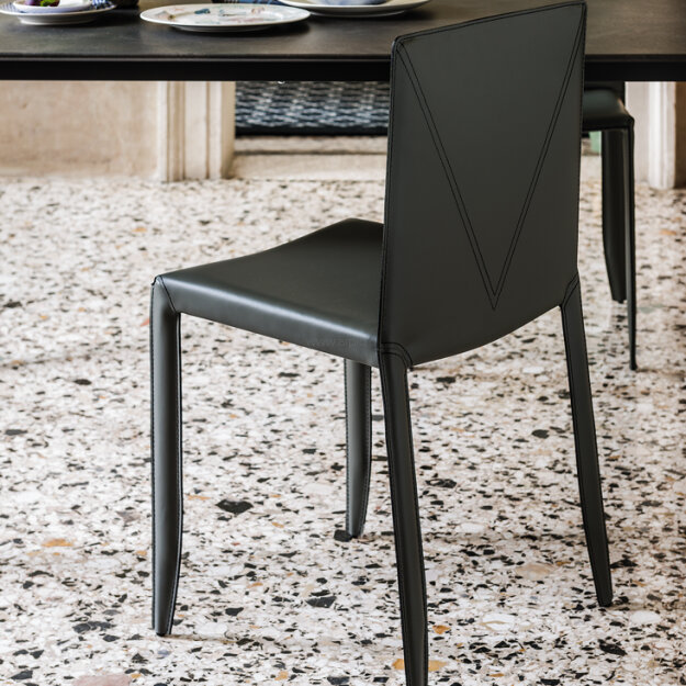 Piuma firmy Cattelan Italia - bardzo lekkie krzesło w całości tapicerowane skórą w wielu kolorach