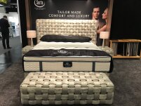 Łóżko kontynentalne Chess firmy King Koil z niezwykłym, plecionym wezgłowiem