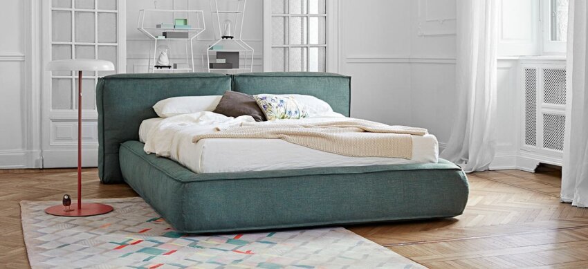 Łóżko podwójne Fluff firmy Bonaldo zwraca uwagę miękkim zagłówkiem