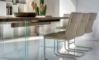 Liz firmy Cattelan Italia - nowoczesne krzesło tapicerowane na płozach, w opcji z podłokietnikami