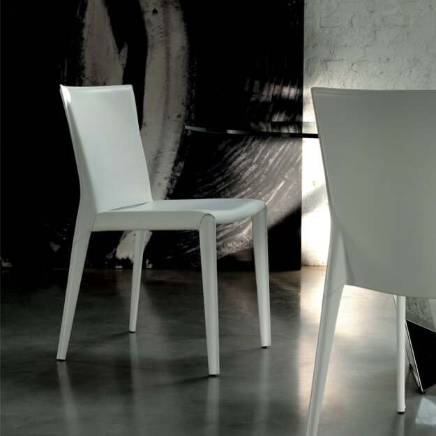 Krzesło Beverly firmy Cattelan Italia - w całości tapicerowane skórą w wielu kolorach