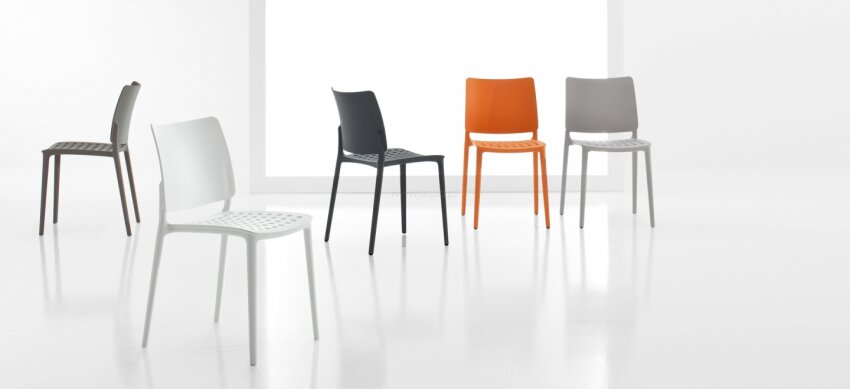 Krzesło Blues firmy Bonaldo z polipropylenu, wyróżnia się perforowanym siedziskiem